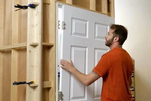 Detalle de instalación de una puerta de interior en una vivienda de Pamplona