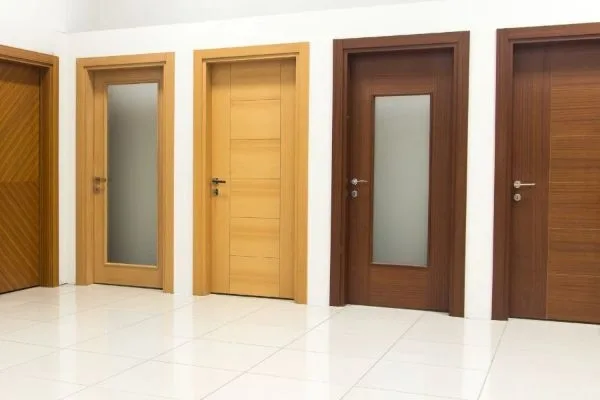 Detalle del veteado y el barniz de una puerta de madera maciza en Pamplona