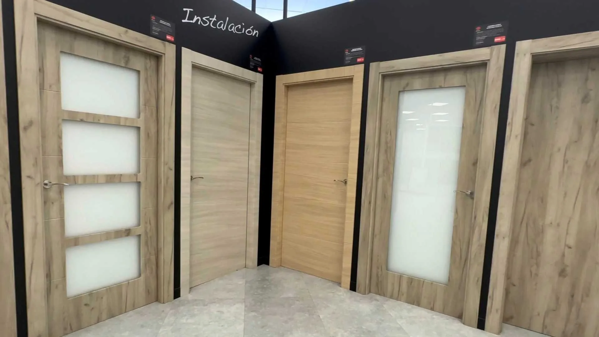 Puerta de madera recién instalada por el equipo de Puertas Pamplona