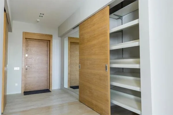 Puerta corredera instalada para ganar espacio en una vivienda de Pamplona