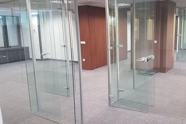 Puerta de cristal interior instalada en una vivienda de Pamplona