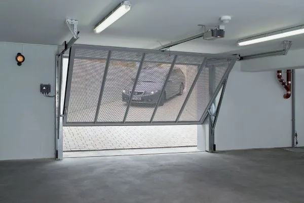 Puerta de garaje automática instalada en una vivienda de Pamplona
