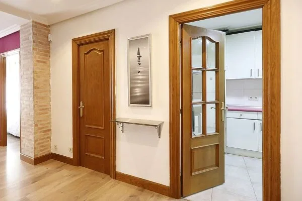 Puertas de madera barnizadas instaladas en un piso de Pamplona