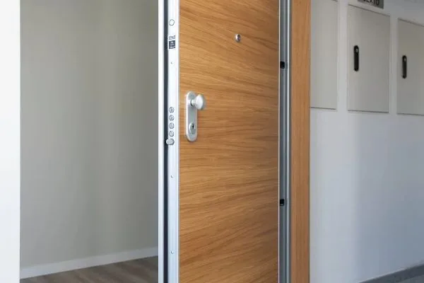 Puerta de seguridad reforzada instalada en una vivienda de Pamplona