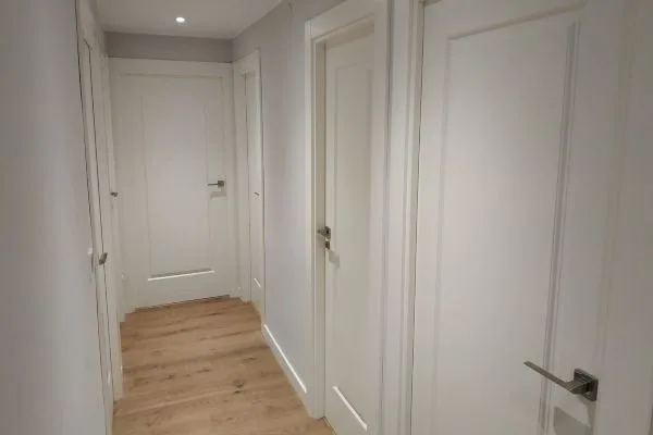 Puerta lacada en blanco tras un trabajo de renovación en Pamplona