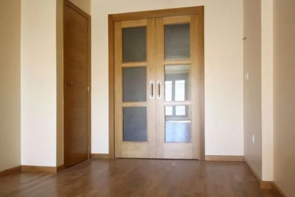 Cambio de puerta corredera de madera en una vivienda de Pamplona