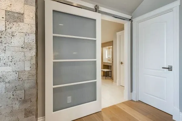 Montaje de puerta corredera lacada en blanco en Pamplona
