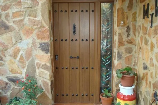 Puerta de entrada exterior recién instalada en un portal de Pamplona