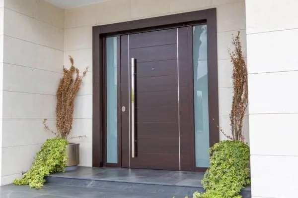 Puerta de seguridad exterior instalada en una vivienda de Pamplona