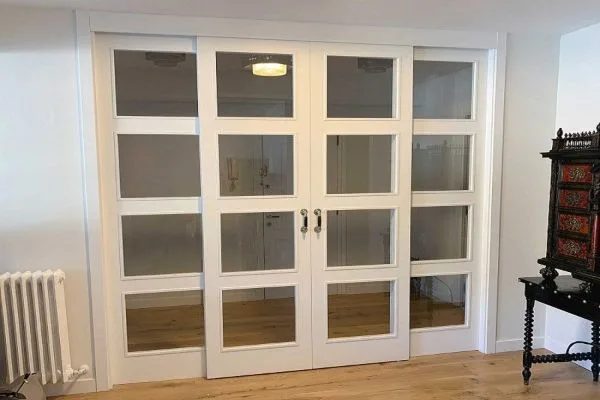 Puertas de cristal correderas instaladas en un piso de Pamplona